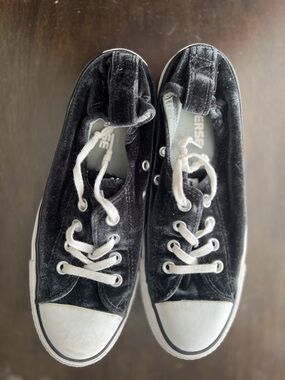 Converse Shoreline SZ 8 Black Velvet Like New Slipon Sneakers